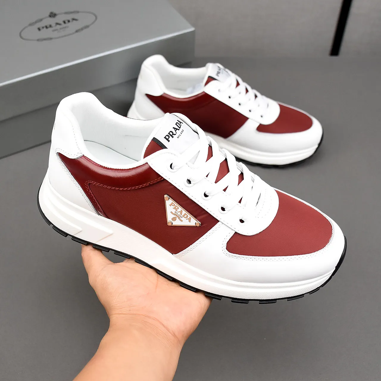 PP460👟👟👟Prada/Prada Prax men's series casual sports shoes Prax sports shoes combine style and comfort, with a unique sports design defined by exquisite materials and details. Fashionable, casual and versatile, it is decorated with an enameled triangle logo on the outside, a Prada Milano printed logo on the tongue, and a 2.5cm lightweight two-tone rubber sole for a comfortable wearing experience! Size: 38-39-40-41-42-43-44 standard leather shoe size